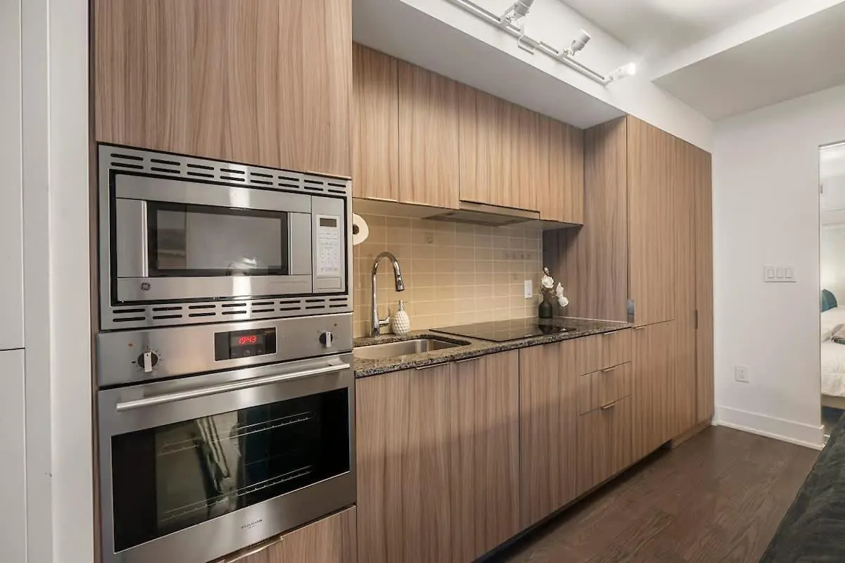 Modern Luxury Suite With King Bed In Downtown Toronto